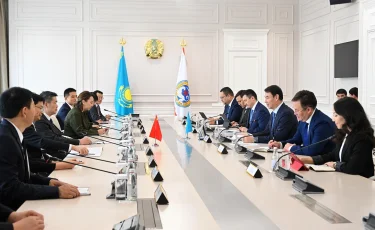 Алматы әкімі Дархан Сатыбалды Шанхайдың вице-мэрі Чжан Я Хунмен кездесті