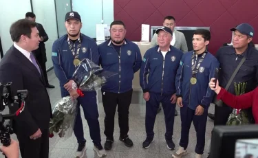 В Астане торжественно встретили чемпионов мира Айбека Оралбая и Санжара Ташкенбая