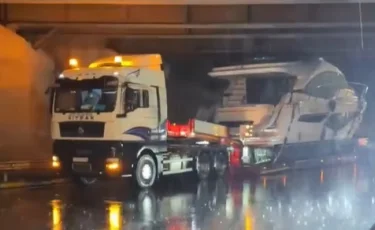 Нарушение ПДД: грузовик с катером застрял под мостом