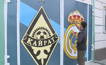 «Кайрат» vs «Реал»: туркестанский болельщик раскрасил ворота символикой двух клубов