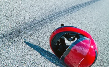 Қарағандыда мотоцикл жүргізушісі жол апатынан көз жұмды