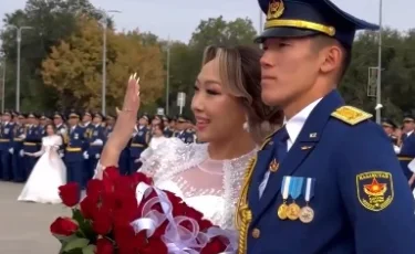 Романтика в погонах: в день выпуска лейтенант сделал предложение