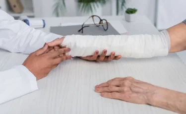 Пациентке ампутировали палец после ошибочного лечения в медцентре Алматы