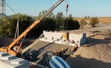 Объезд поселка Сарыозек обновляют - движение станет проще и безопаснее