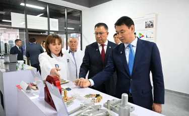 Алматы әкімі әл-Фараби атындағы ҚазҰУ-дың ғылыми инфрақұрылымымен танысты