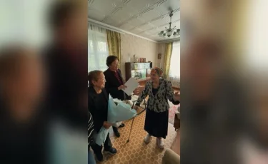 В День города 100-летнюю алматинку поздравили с вековым юбилеем