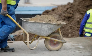 Сколько иностранцев работает в Казахстане