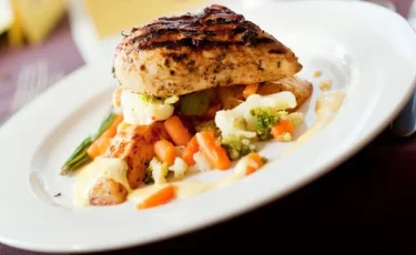 Тефлон, пластик и алюминий: в чем разогревать еду, чтобы не навредить здоровью