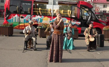 Алматы аялдамасы: қала күні қарсаңында көшпелі концерт өтті