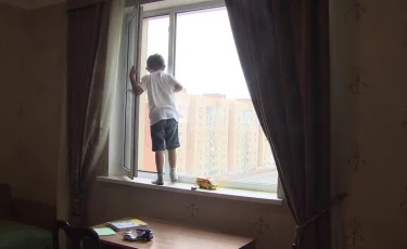 Петропавлда үш жасар бала 5-қабаттан құлап кетті