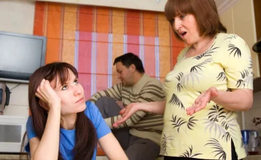 Фразы, разрушающие мир в семье: что нельзя говорить свекрови