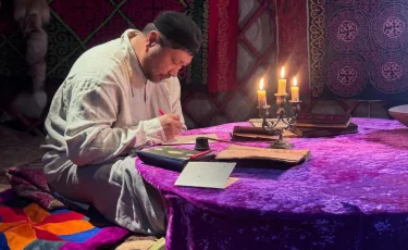 «Алғашқы кітап»: Абайдың мұрасын арқау еткен деректі фильм түсірілуде