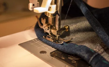 «Живая батарейка»: ученые придумали ткань, вырабатывающую ток из человеческого тепла