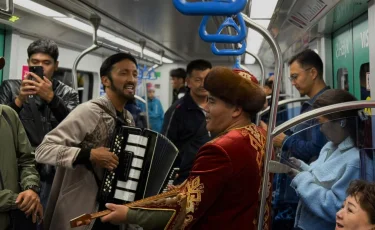 Алматы метросында жолаушылар өнерпаздардың өнеріне тәнті болды