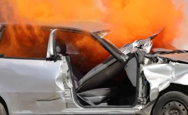 В Караганде пожар начался с автомобиля и перекинулся на жилой дом