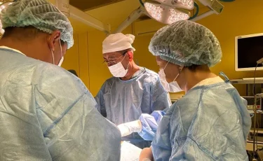 Редкая опухоль вызвала деформацию лица у алматинского подростка