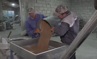 Қала келбеті: Алматыдағы зауыт пластик қалдықты асфальтқа қажетті қоспаға айналдырады