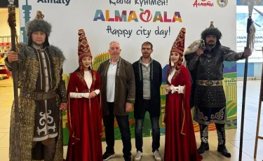 Более 5 000 гостей получили алматинский апорт в аэропорту в честь Дня города