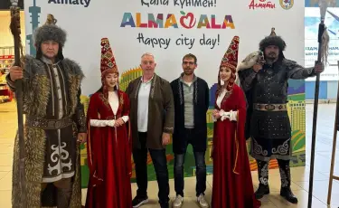 Более 5 000 гостей получили алматинский апорт в аэропорту в честь Дня города
