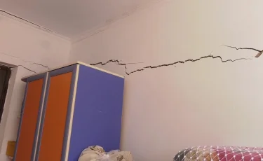 Тұрғындар үрей құшағында: Түркістан облысында жаңа үй қирай бастаған