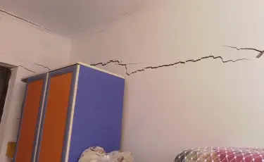 Тұрғындар үрей құшағында: Түркістан облысында жаңа үй қирай бастаған
