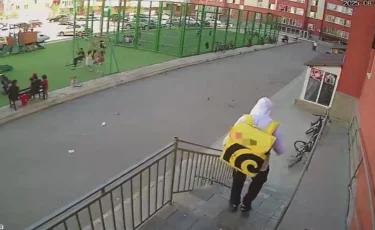 Под видом курьера: житель столицы обокрал квартиру знакомых (видео)