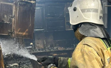 Пожар в жилом районе Алматы: огонь охватил несколько домов