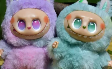 На выборах в России избиратель пришел в костюме Лабубу