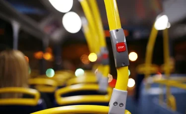 В Алматы автобус сбил двух девушек на электросамокате