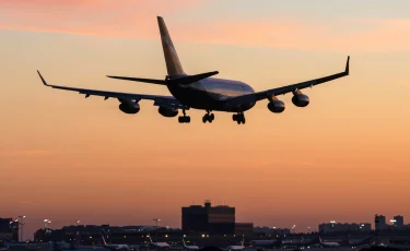 Столкновение двух пассажирских самолетов: сотни пассажиров эвакуированы