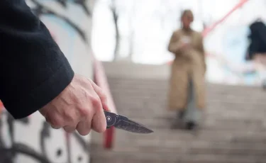 В Талгаре нетрезвый мужчина угрожал ножом прохожим