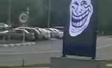 Школьник-хакер: несовершеннолетний взломал уличный LED-экран для показа мемов