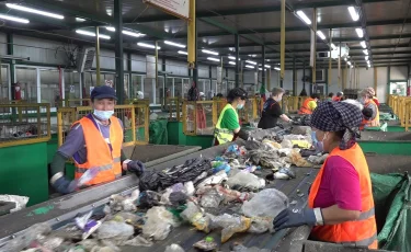 Қала келбеті: Алматыдағы зауытта күніне 1400 тонна тұрмыстық зат сұрыпталады