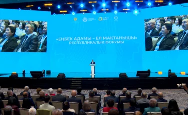 Олжас Бектенов Президент атынан жұмысшы мамандықтары өкілдерін марапаттады