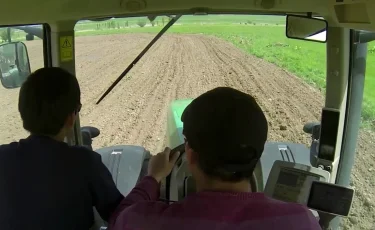 Ауыл жастарына мемлекеттік бағдарламаларға қасыту үшін бағыт-бағдар беру керек - Дәурен Рахымбек