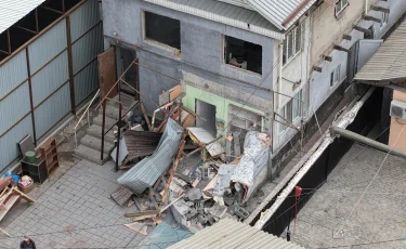 В Алматы сносят незаконный банный комплекс