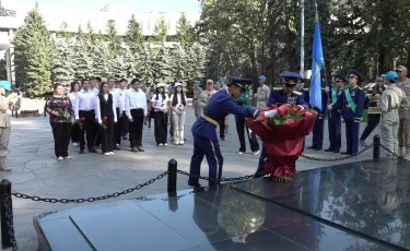 Ресейлік оқушылар делегациясы Алматыда батырлар рухына тағзым етті