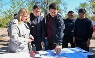 Дархан Сатыбалды нөсерден кейін тұрғындар шағымданған нысандарды тексерді