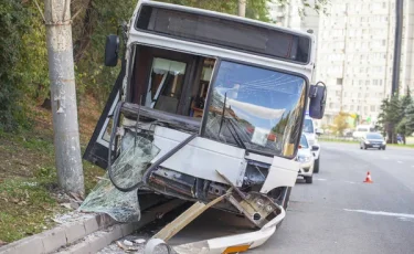 Неожиданное столкновение: сорвавшийся кран ударился в автобус с пассажирами