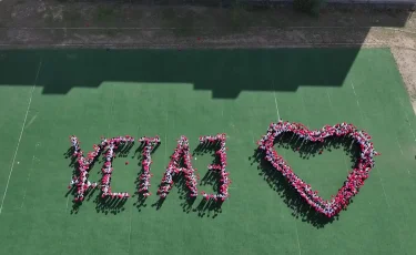 Тысячи алматинских школьников поздравили педагогов с предстоящим Днём учителя