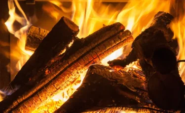 Подросток обжег лицо, пытаясь растопить печь бензином