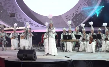 Ән қанатындағы Алматы: Абай алаңында дәстүрлі музыка кеші өтті