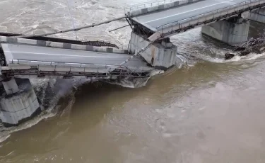 То ли ливни обильные, то ли ремонт не выдержал: в Усть-Каменогорске спустя год рухнул мост