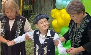 Первые шаги: в Алматы провели «тусау кесер» для ребенка с ДЦП