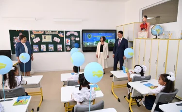 Алматы әкімі оқушыларды Білім күнімен құттықтап, жаңа мектептер ашты