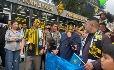 Символ духа и единства: фанаты "Кайрата" пришли в масках кыпчакского воина