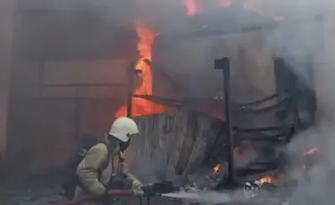 Пожар в Алматы: спасатели остановили огонь на крыше