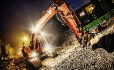 Алматыда Аманжол көшесіндегі шұңқыр үшін мердігер әкімшілік жауапқа тартылды