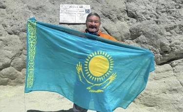 Флаг Казахстана взвился над самой высокой вершиной Ближнего Востока
