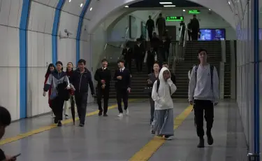 Бесплатные автобусы и продление работы метро: как в Алматы организуют транспорт после матча УЕФА